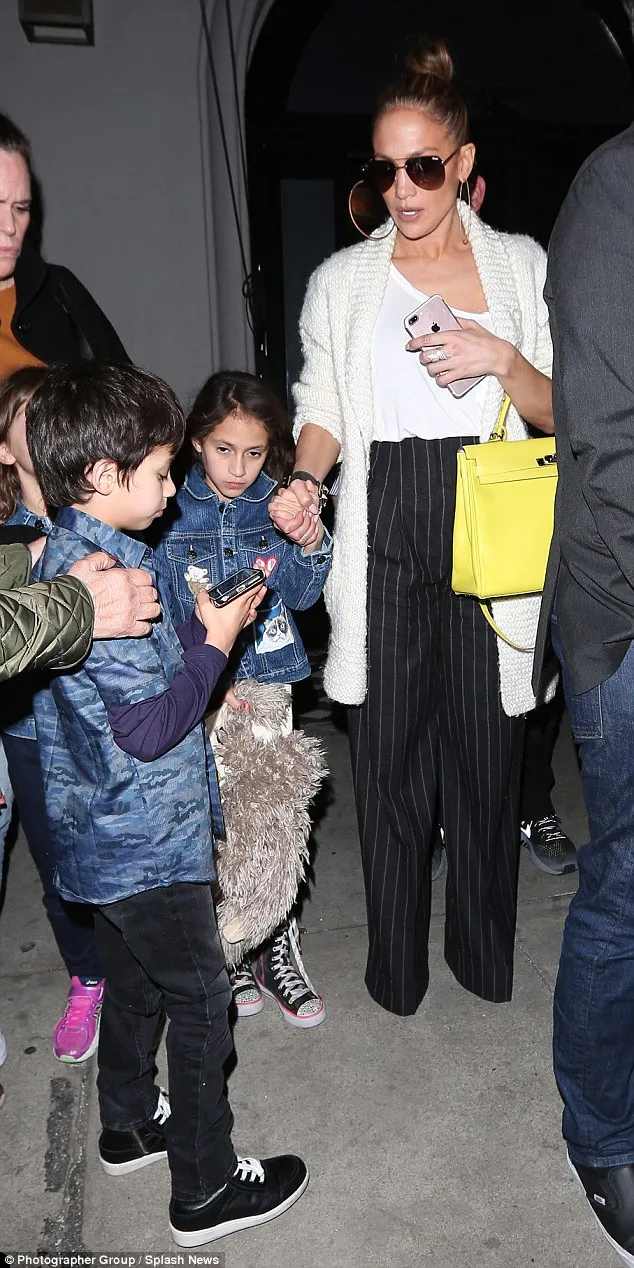 JLo & Kedua Anaknya © Daily Mail