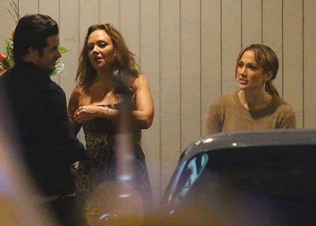 JLo tertangkap hangout bareng Casper Smart © dailymail.co.uk