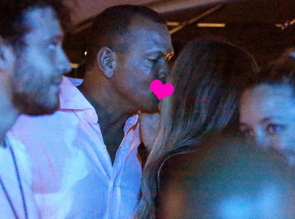 Ciuman mesra JLo dan Alex, bikin baper! © eonline.com