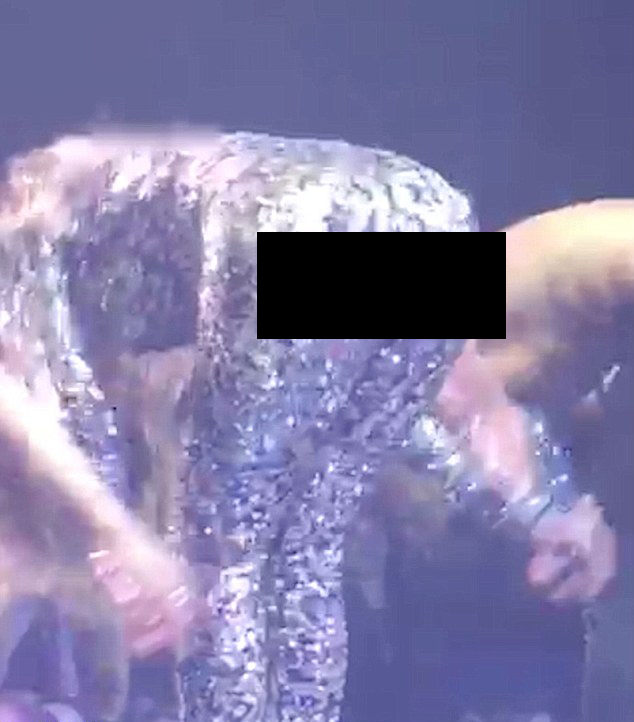 Momen saat kostum J. Lo robek di atas panggung © istimewa