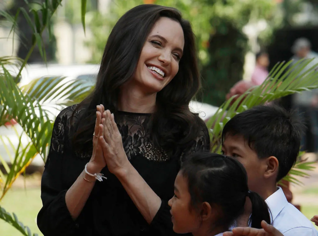 Kemundulan perdana Angelina Jolie di hadapan publik pasca cerai. ©AP Photo via EOnline!