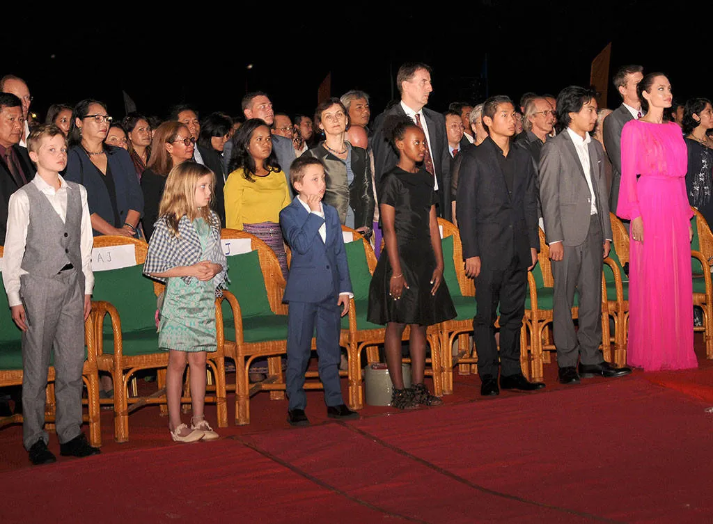 Jolie dan keluarga mendapat kehormatan bertemu dengan Raja Kamboja. ©AFP via Eonline.com