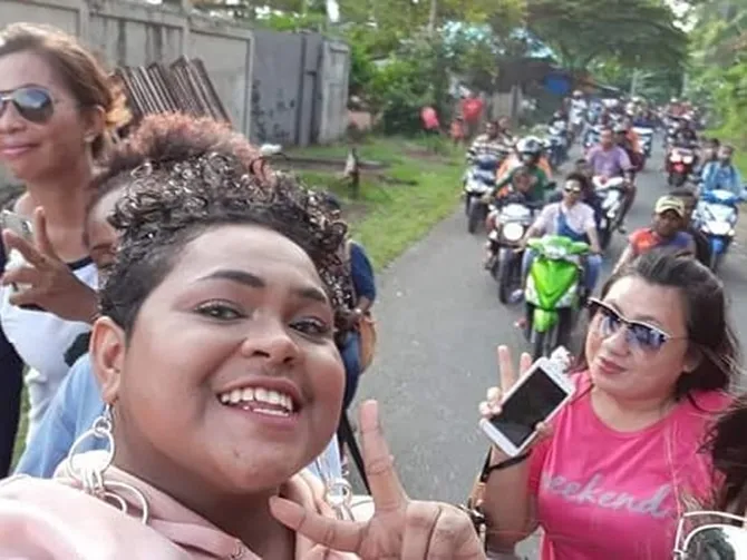 Joan Idol bersama warga Kaimana (credit: instagram.com/joanation)
