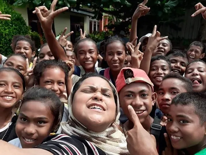 Joan Idol berfoto bersama dengan anak-anak Kaimana (credit: instagram.com/joanation)