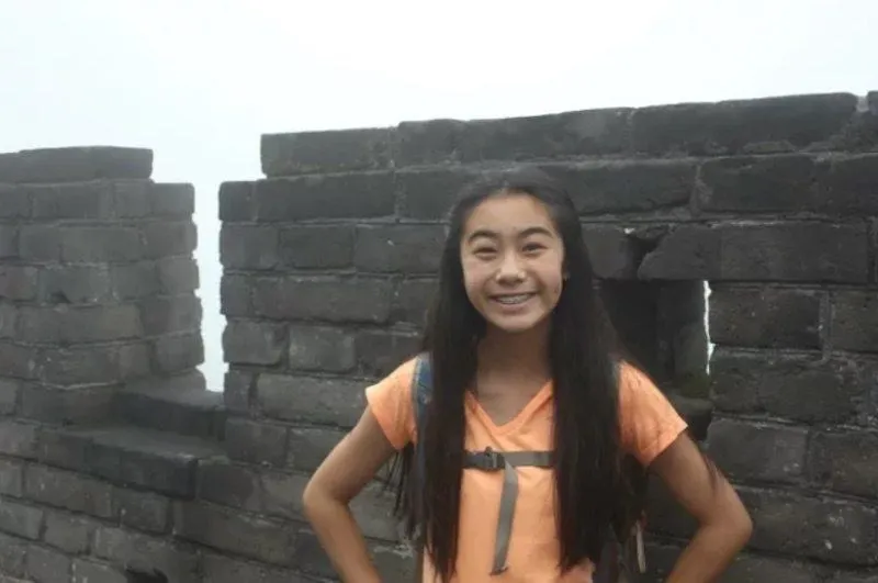 Joceline bertemu dengan pujaan hati saat berlibur ke China pada tahun 2013 lalu, keduanya dua kali naik pesawat dan mengenakan jaket yang sama © Koreaboo