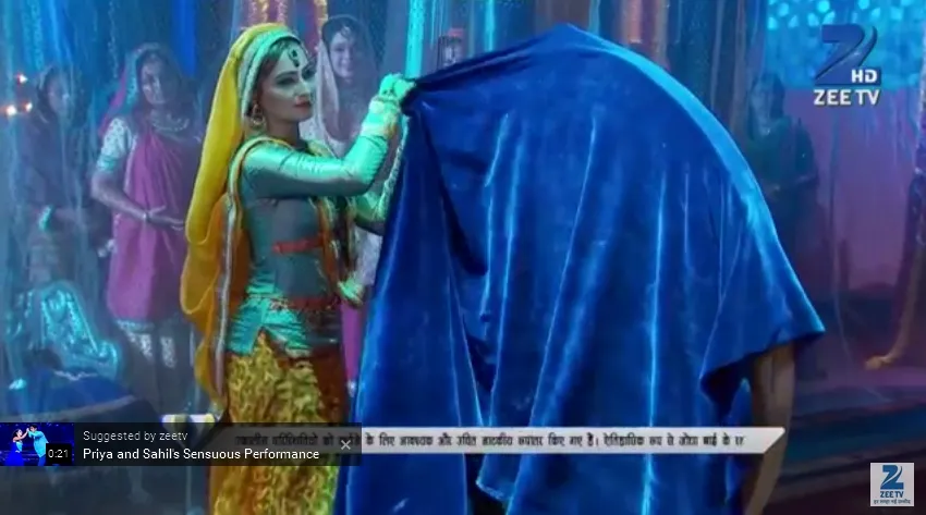 Rukaiya buka koin yang dipersembahkan khusus untuk Jodha. @zeetv