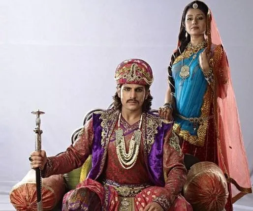 Jodha gagal menemukan Jalal dan kembali ke Agra. @filmibeat