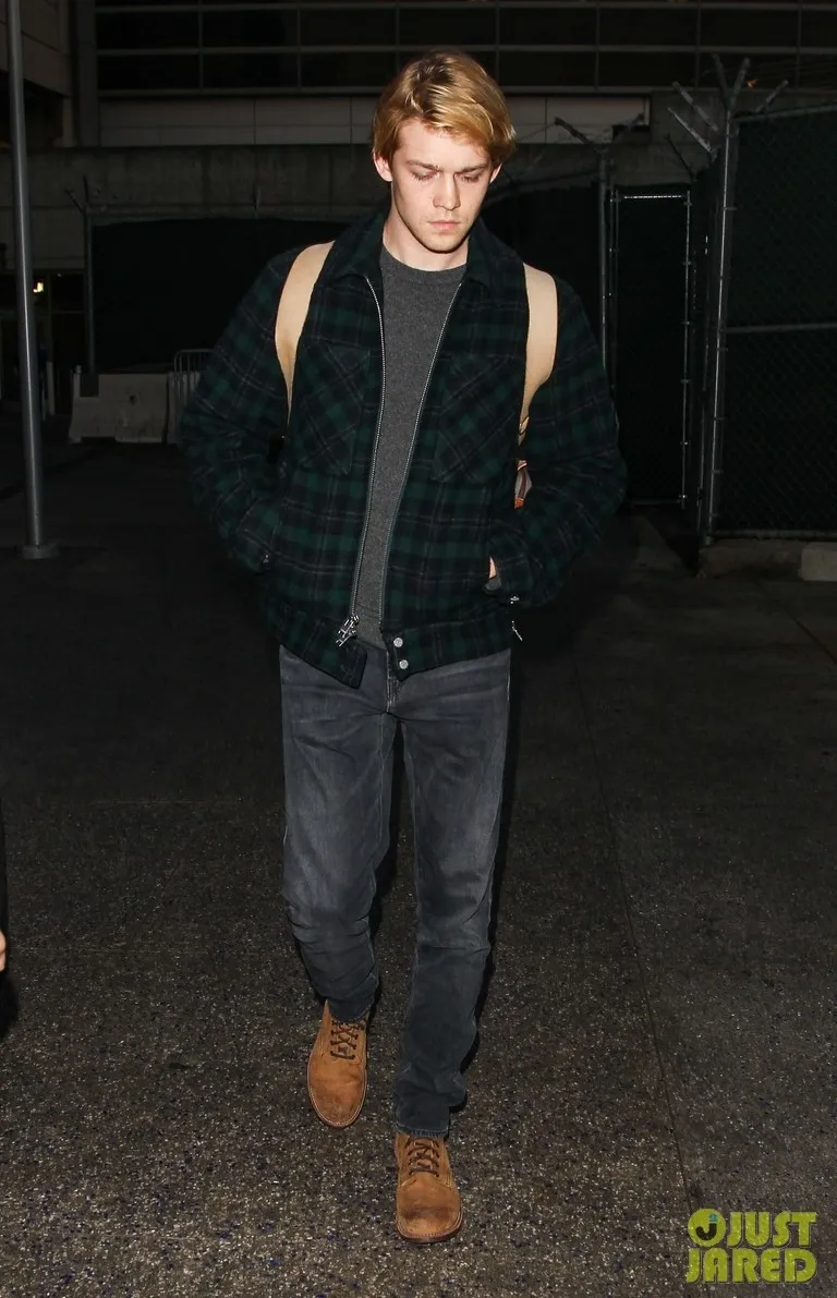 Joe tampil santai namun tetap keren. Credit: Just Jared