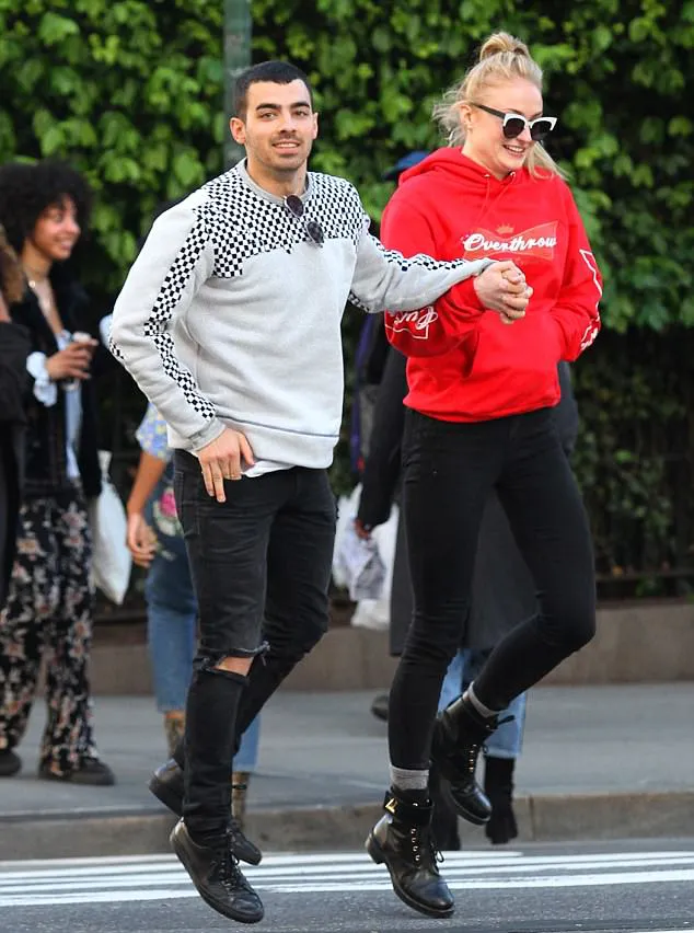 Joe dan Sophie makin mesra dari hari ke hari © dailymail.co.uk