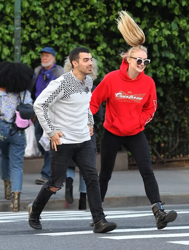 Joe dan Sophie tak terpisahkan © dailymail.co.uk