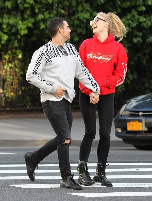 Dandan casual, mereka terlihat serasi bukan? © dailymail.co.uk