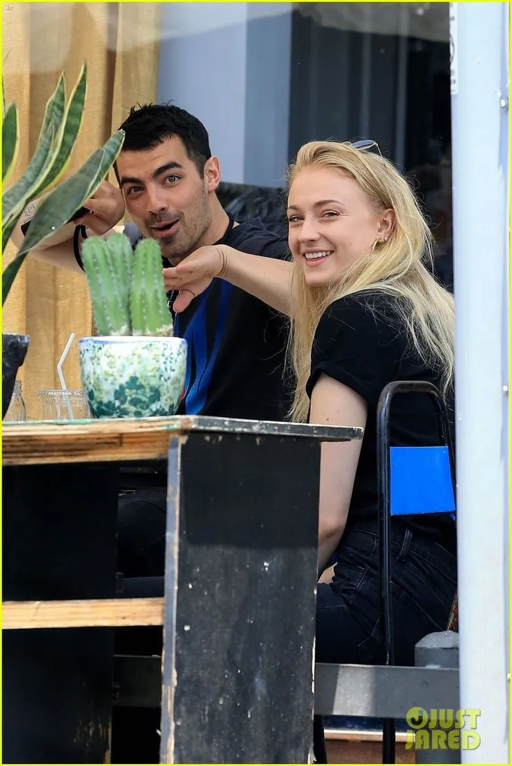 Hubungan Joe dan Sophie makin serius © Just Jared
