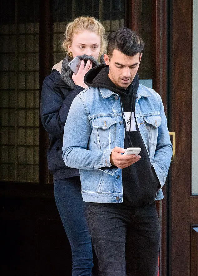 Inikah bukti jika Sophie dan Joe benar-benar pacaran? © dailymail.co.uk