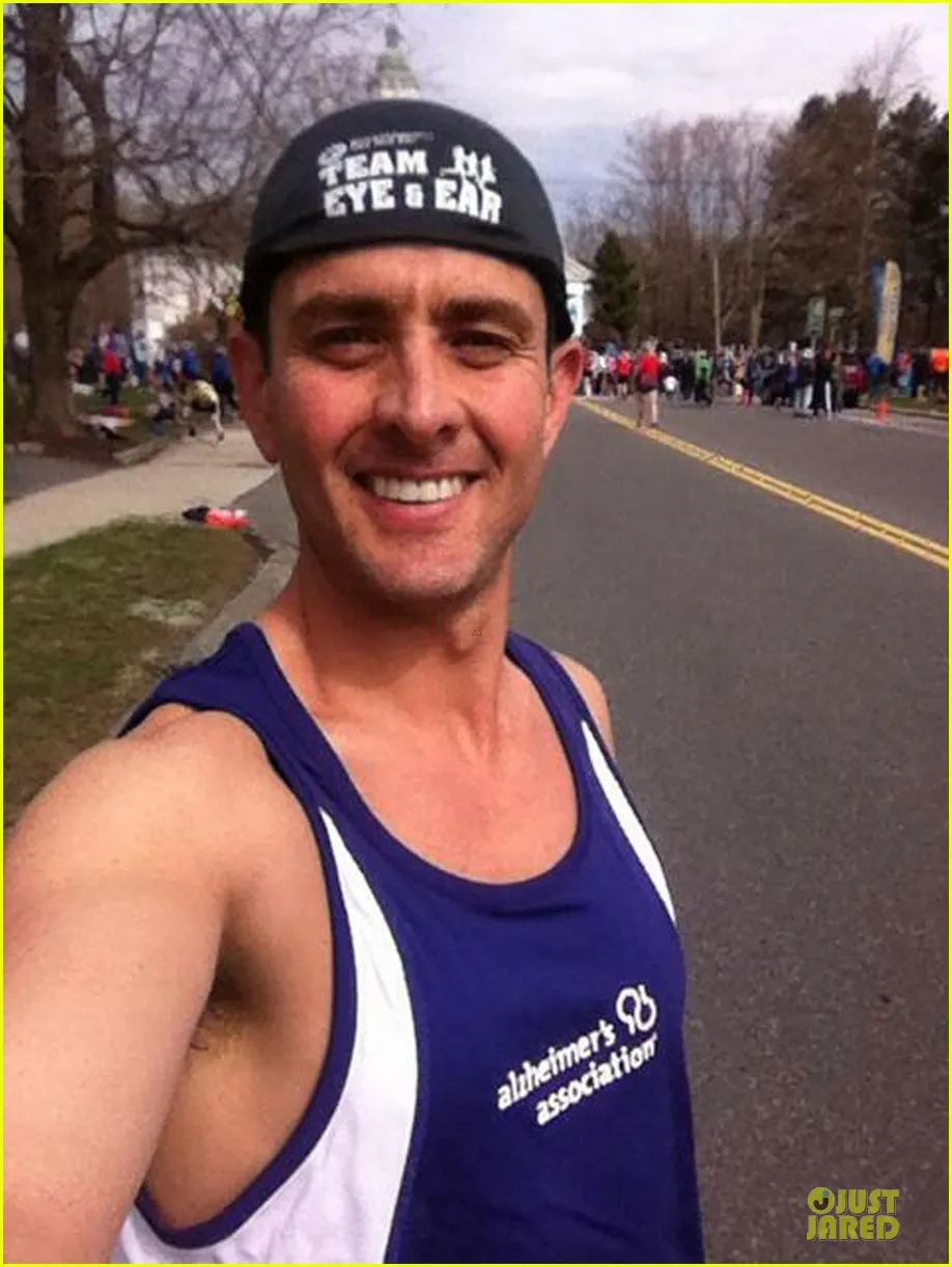 Joey McIntyre Saat Mengikuti Lomba/@justjared.com