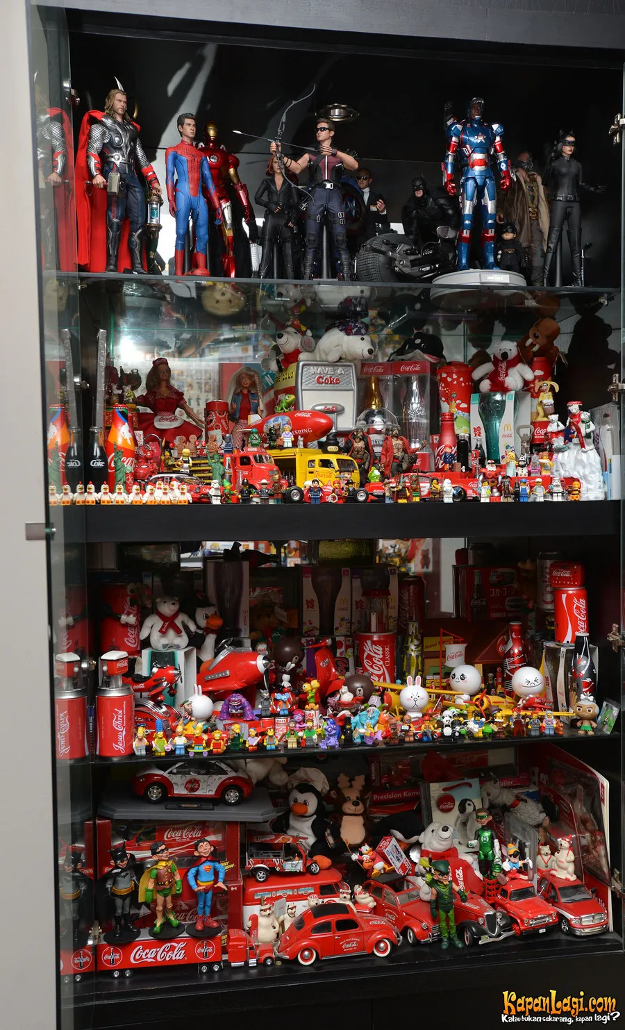 Karakter The Avengers tertata rapi di rak paling atas. Keren! / KapanLagi.com®