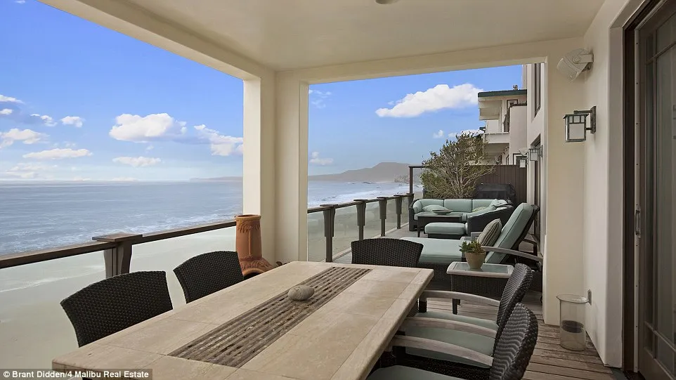 Pemandangan indah ini bisa dilihat tiap hari dari rumah John ©©maliburealestate