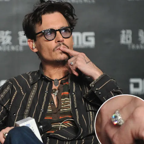 Cincin Pertunangan Johnny Depp di Jari Manis Kirinya @ eonline.com