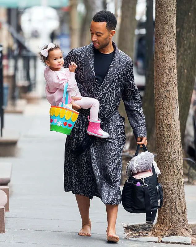 Inilah bukti jika John adalah ayah yang baik © Splashnews/dailymail.co.uk