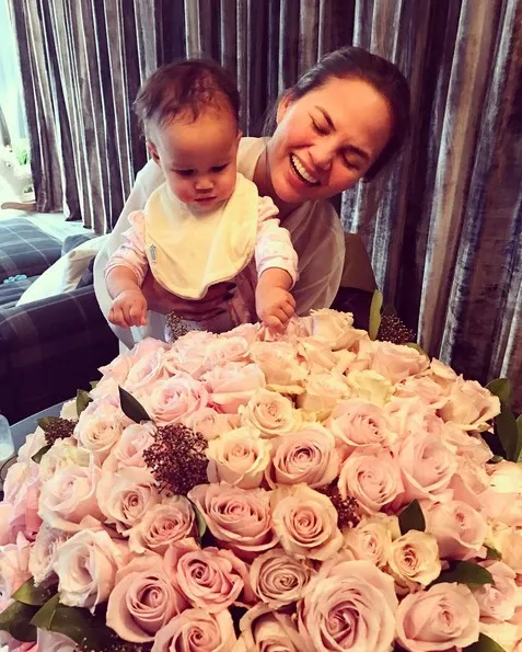 Surprise manis dari John untuk istri dan anaknya © instagram.com/johnlegend