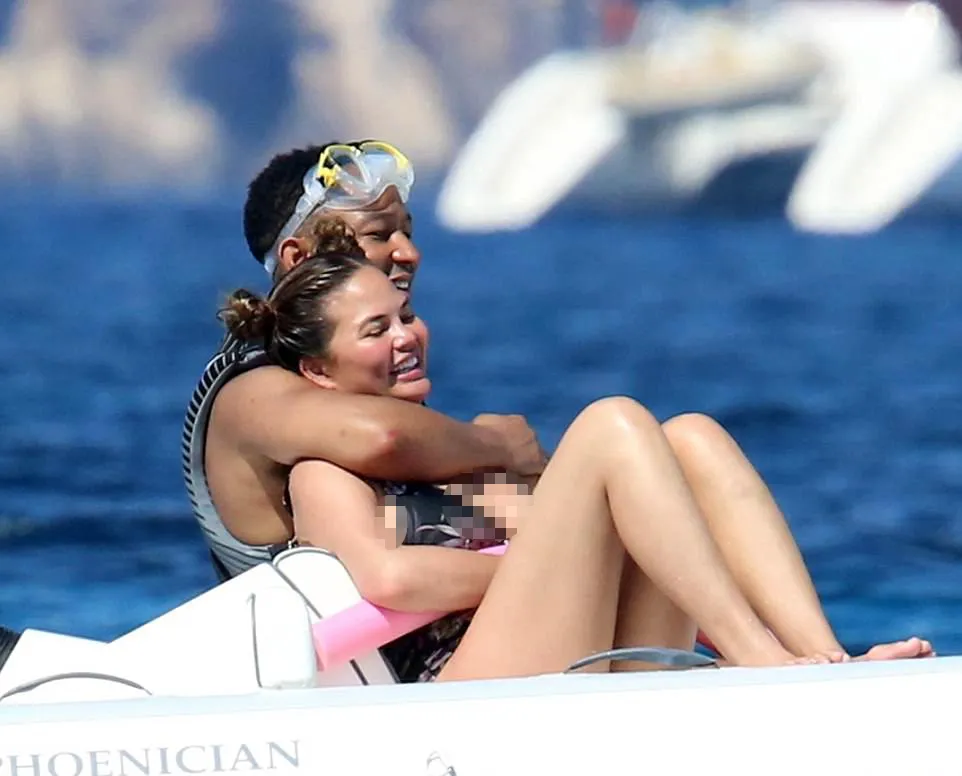 Mesranya John dan Chrissy, bikin baper! © dailymail.co.uk