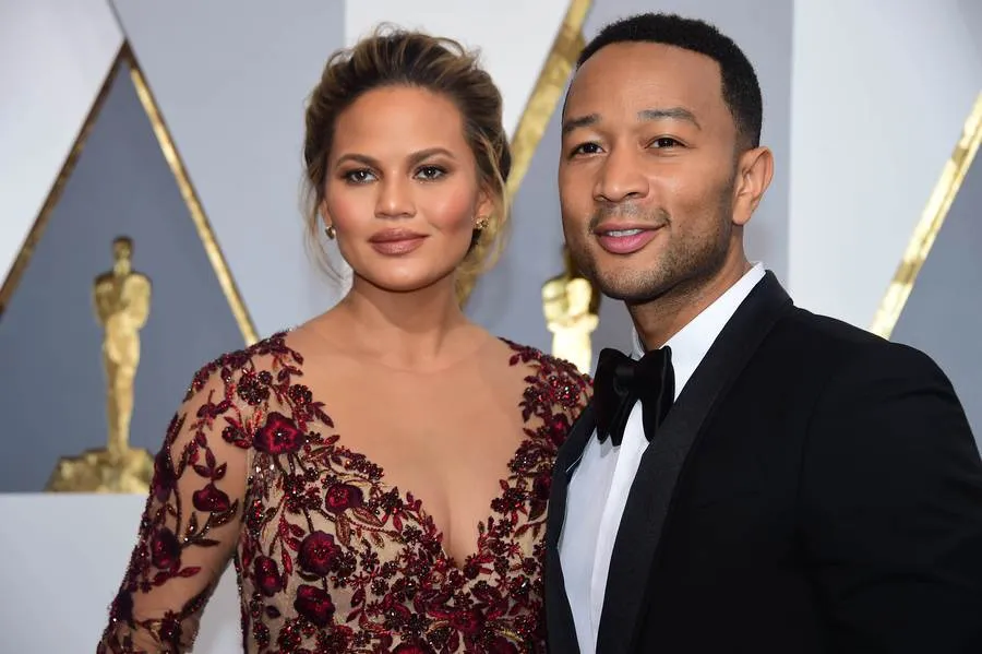 Chrissy Teigen dan John Legend siap punya anak lagi © AFP