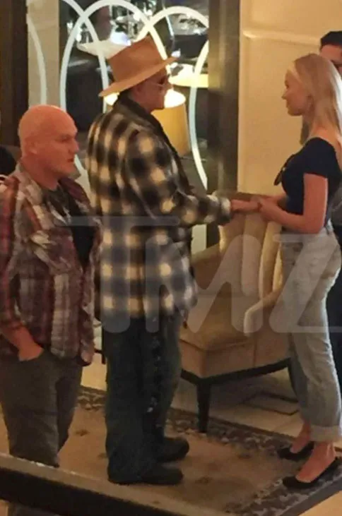 Johnny Depp ketahuan kencan dengan wanita lain © TMZ