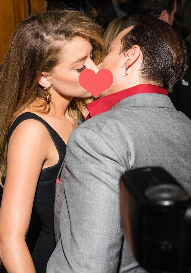 Johnny Depp dan Amber Heard tertangkap kamera ciuman © Shutterstock
