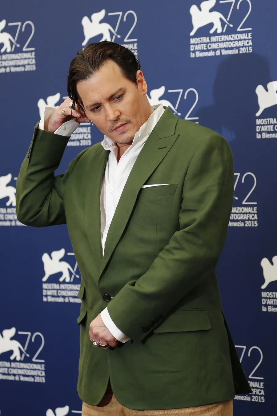 Johnny Depp memberikan saran pada Angelina Jolie © Splashnews.com