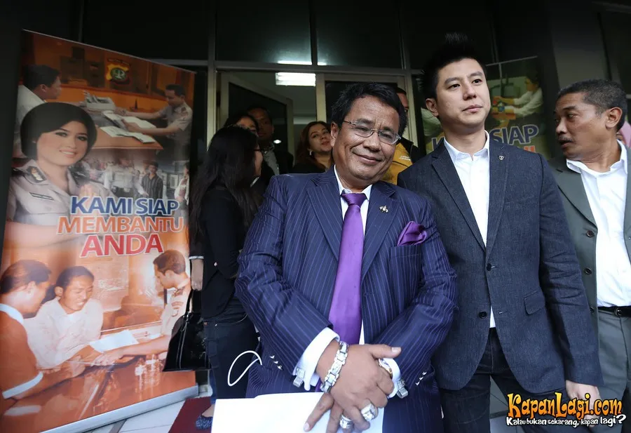 Johson sempat menggandeng Hotman Paris untuk melaporkan Dewi Perssik. ©KapanLagi.com®/Busan
