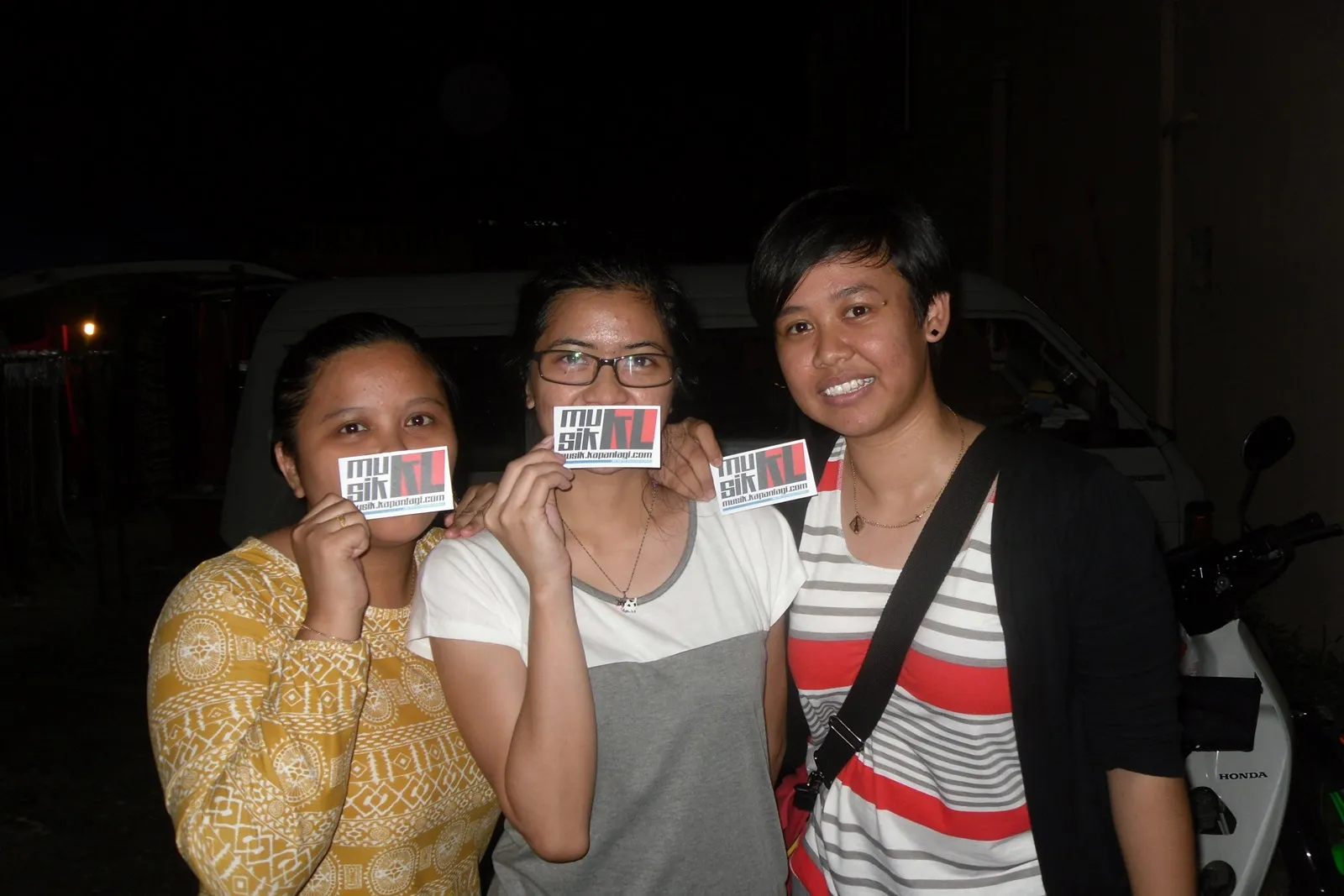 Para penonton berpose dengan sticker Musik KapanLagi