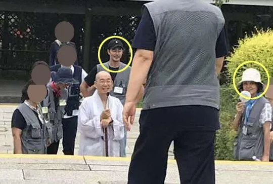 Penampilan Jo In Sung saat berlibur di China. © pann.nate.com