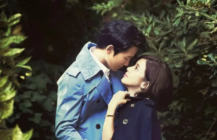 Ji Sung dan Lee Bo Young tetap romantis meski di lokasi syuting. ©soompi.com