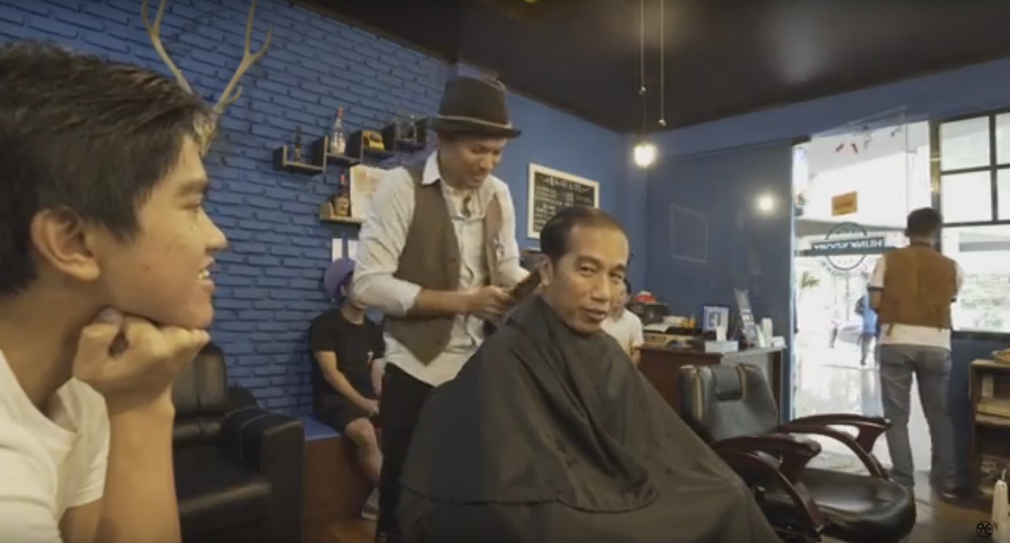 Kaesang mengabadikan momen cukur rambut Bapaknya, Jokowi. Video ini kini menjadi trending © Youtube.com/Kaesang