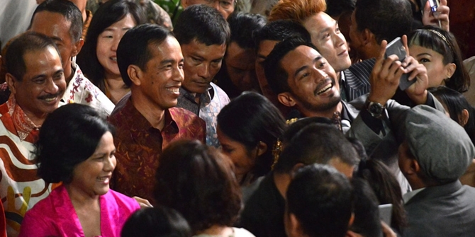 Kegemaran Jokowi yang suka 'blusukan' nampaknya menjadi favorit warga © KapanLagi.com®