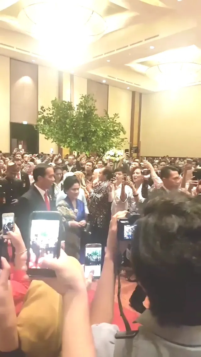 Momen kedatangan Jokowi dan Iriana Widodo di Resepsi Raditya Dika dan Anissa Aziza (credit: instagram.com/viennagallery)