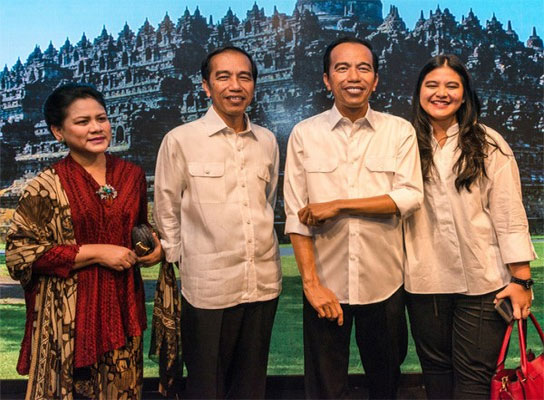 Jokowi bertemu dengan 'kembarannya' di Madame Tussauds © Twitter.com/TussaudsHK