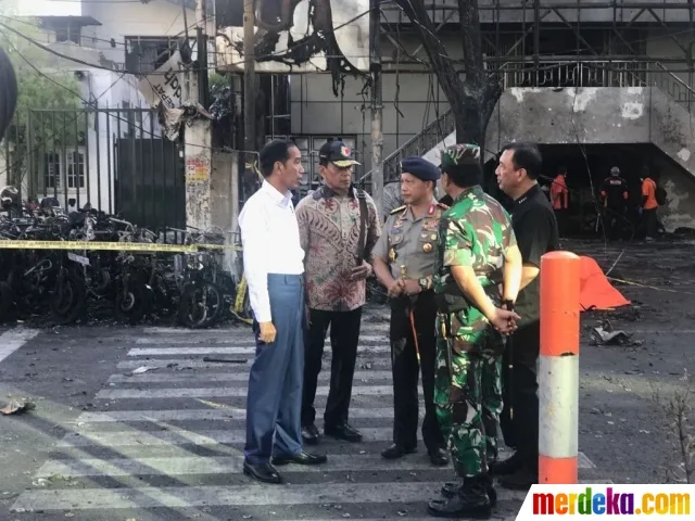 Jokowi saat memantau lokasi bom bunuh diri di Surabaya © Merdeka.com/Titin Supriatin
