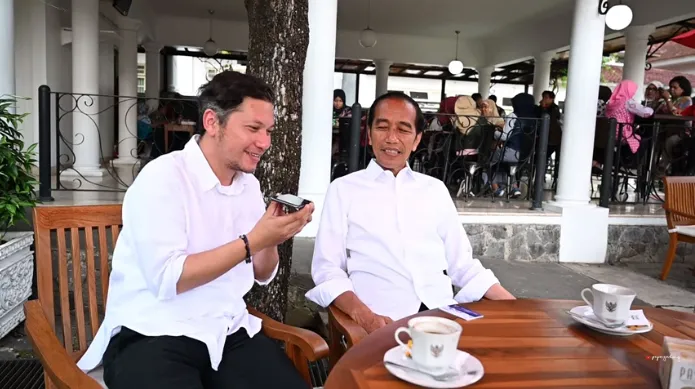 Jokowi ngopi bareng Gading © YouTube.com/Papa Gading