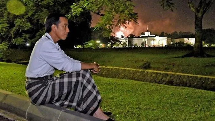 Pak Jokowi Mengenakan Sarung
