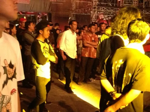 Jokowi santai membaur dengan pengunjung Java Rockin Land 2013.