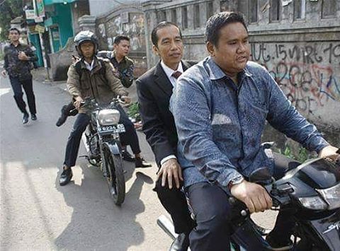 Foto Jokowi naik Ojek bikin heboh media sosial © Instagram/ikhwantuban