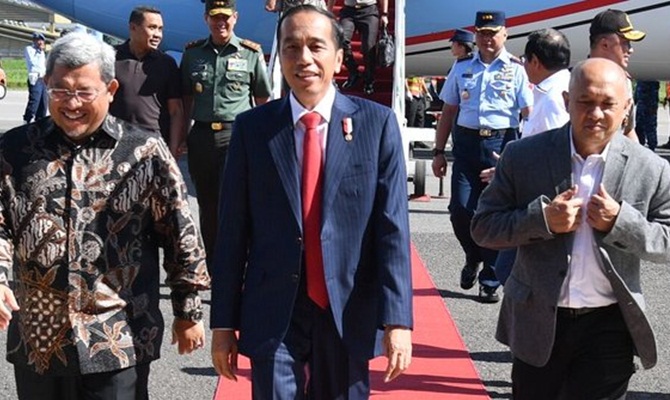 Jokowi justru mengenakan jas formal saat Paspampres sudah dibriefing pakai baju kasual/Credit: Biro Pers