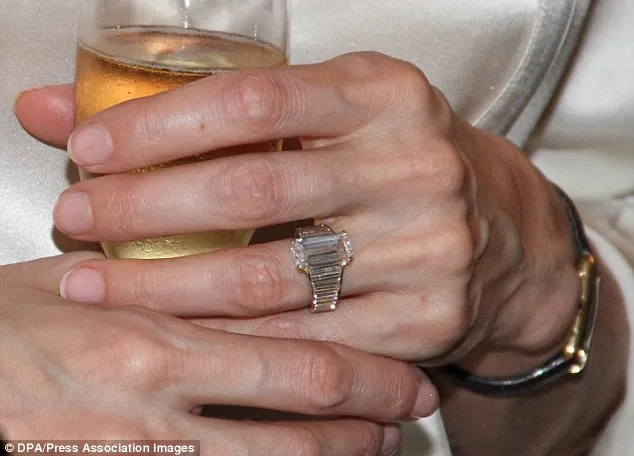 Cincin Pertunangan Jolie-Pitt © Daily Mail