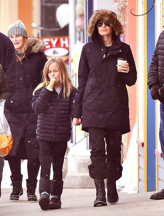 Jolie asyik jalan-jalan bersama anaknya © dailymail.co.uk
