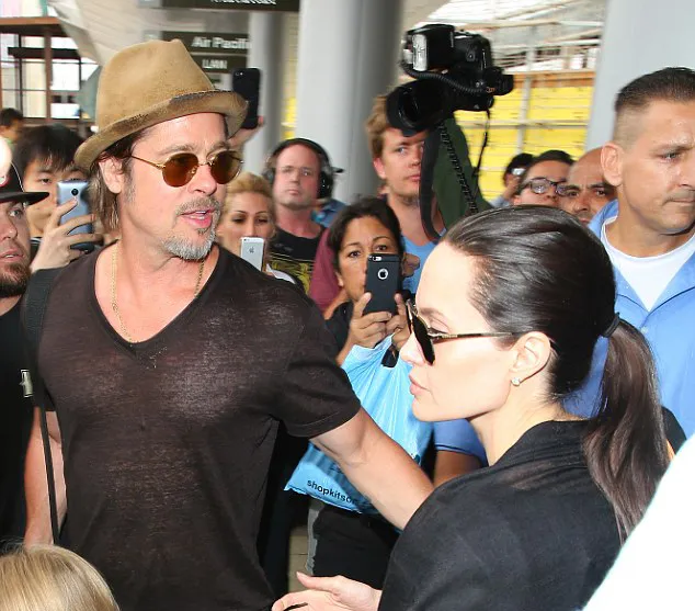 Brangelina tertangkap keluar dari bandara Los Angeles @ dailymail.co.uk