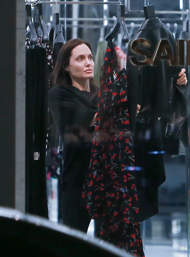 Jolie tanpa make-up, masih cantik? @ dailymail.co.uk