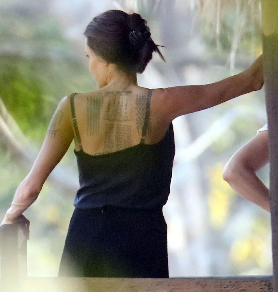 Inilah penampakan 3 tato baru Jolie © dailymail.co.uk