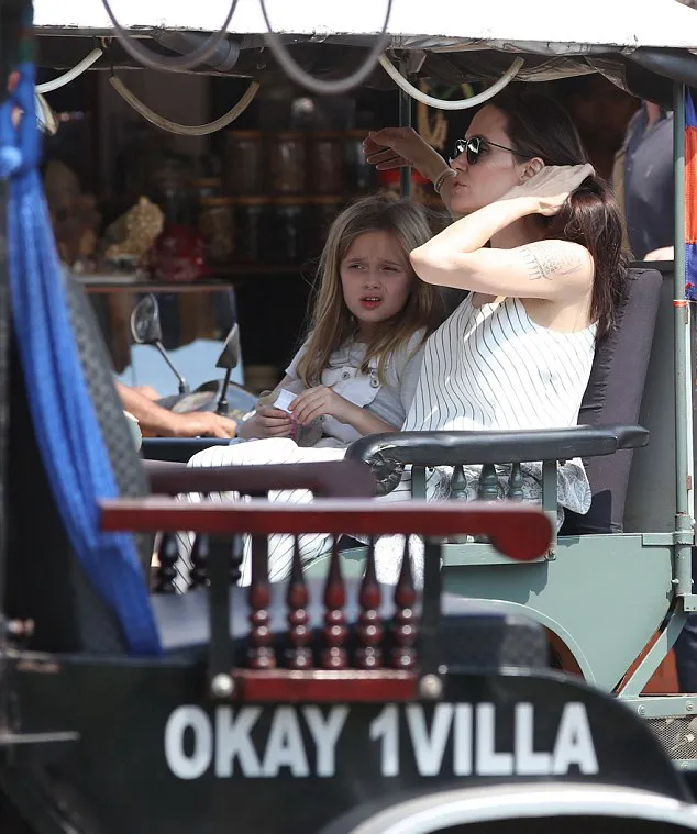 Jolie ajak anaknya naik tuk-tuk © dailymail.co.uk