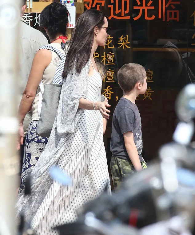 Ajak anaknya berkeliling, Jolie dandan sederhana © dailymail.co.uk