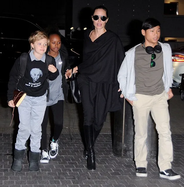 Jolie ajak anak-anaknya agar lebih dekat dengan Brad © FameFlynet/dailymail.co.uk